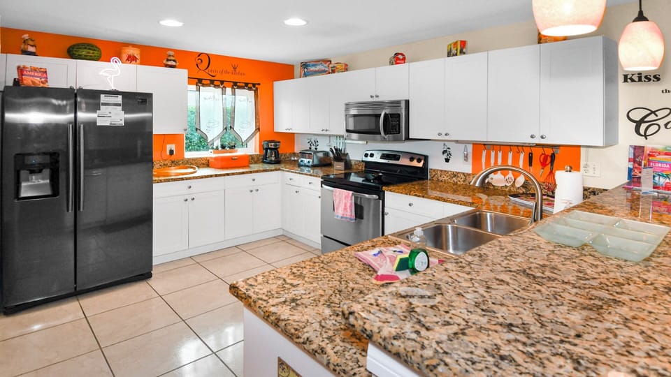 Bright, ultra-modern equipped kitchen