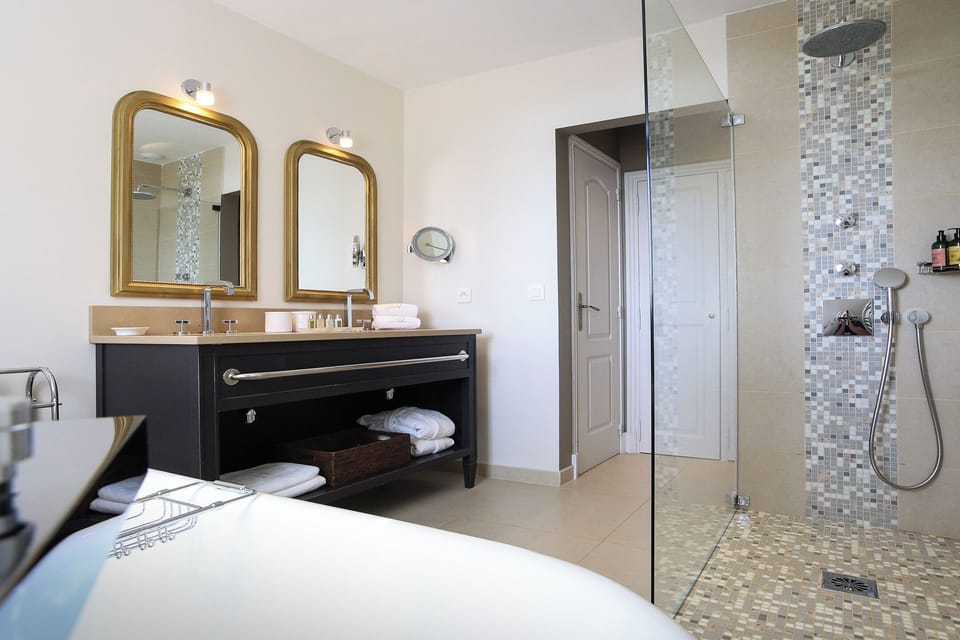 Junior Suite, park view | Bathroom | Free toiletries, hair dryer, bathrobes, slippers