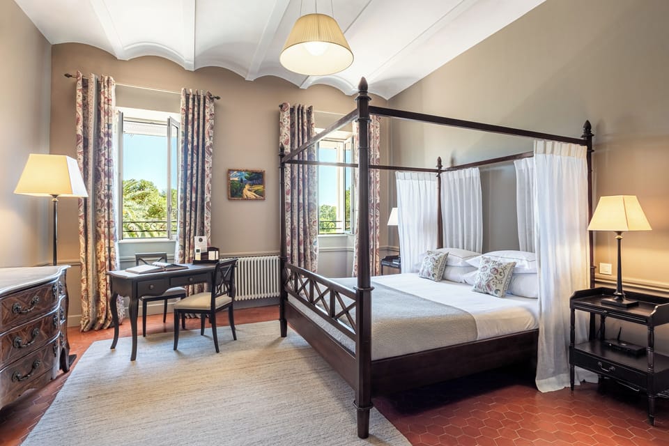 In-room safe, individually furnished, desk, laptop workspace