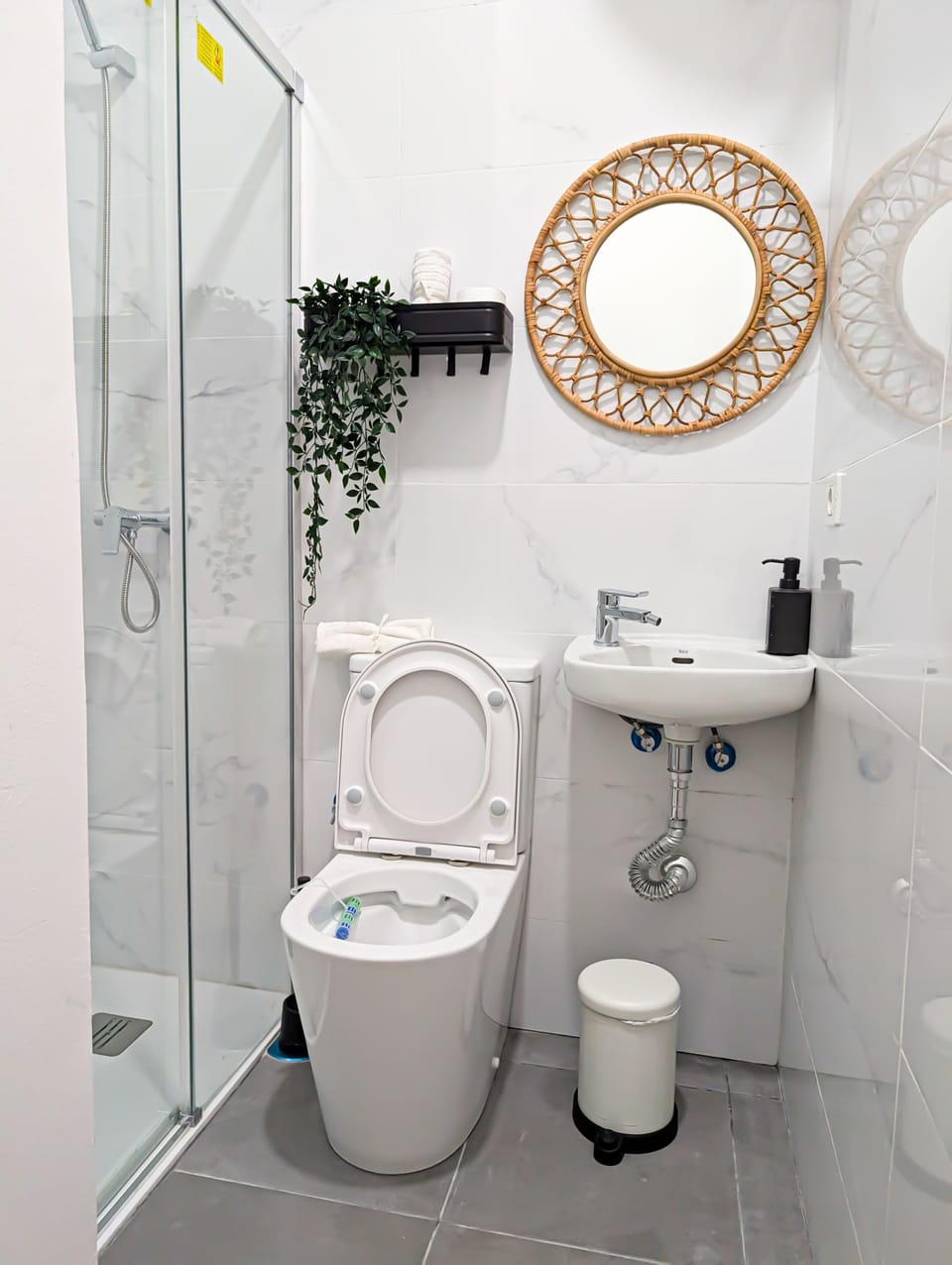 Superior Room, 1 Double Bed, Non Smoking, Private Bathroom | Bathroom | Toilet paper