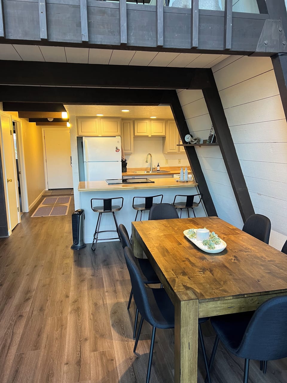 Dining area (main level)