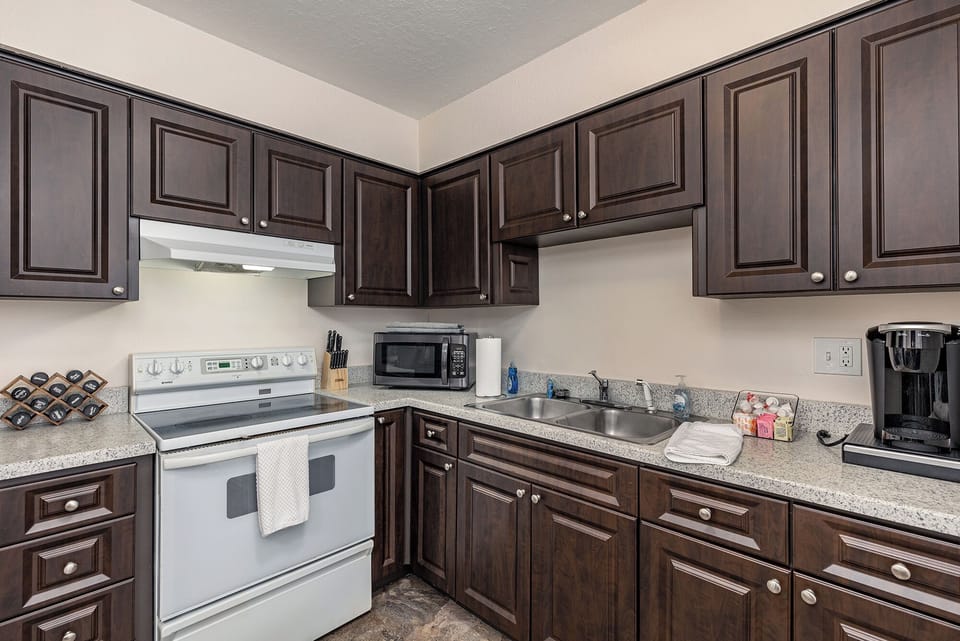 This kitchen has all the required equipment for a homemade meal! Wine and dine!