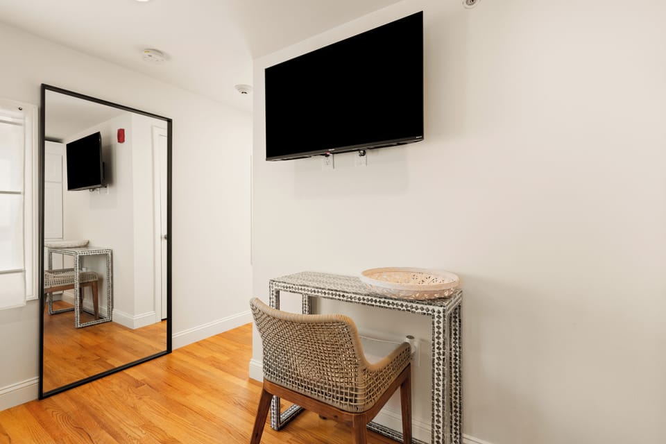 Deluxe Studio Suite | Living area