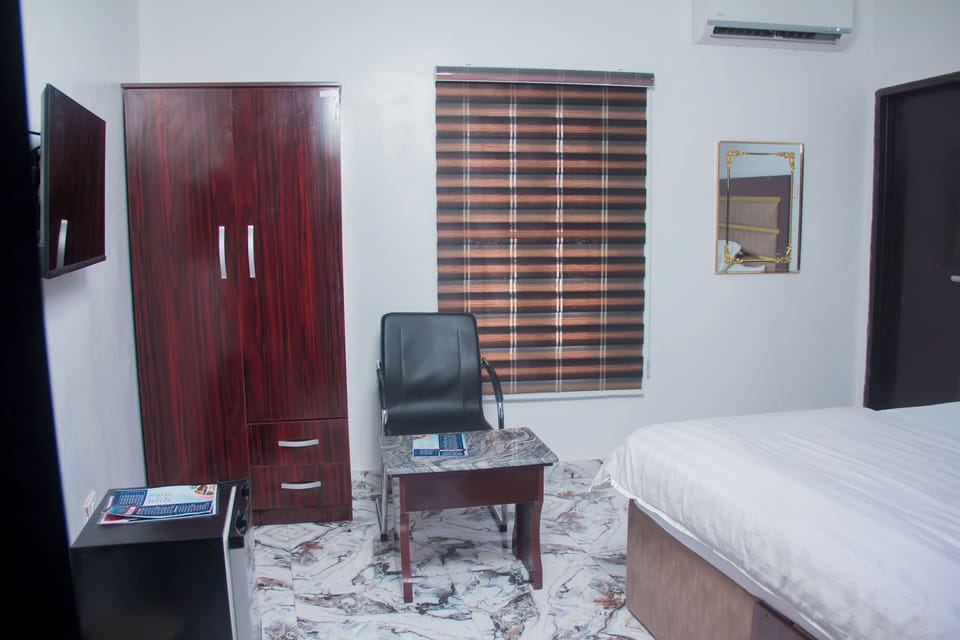 1 bedroom, desk, laptop workspace, soundproofing