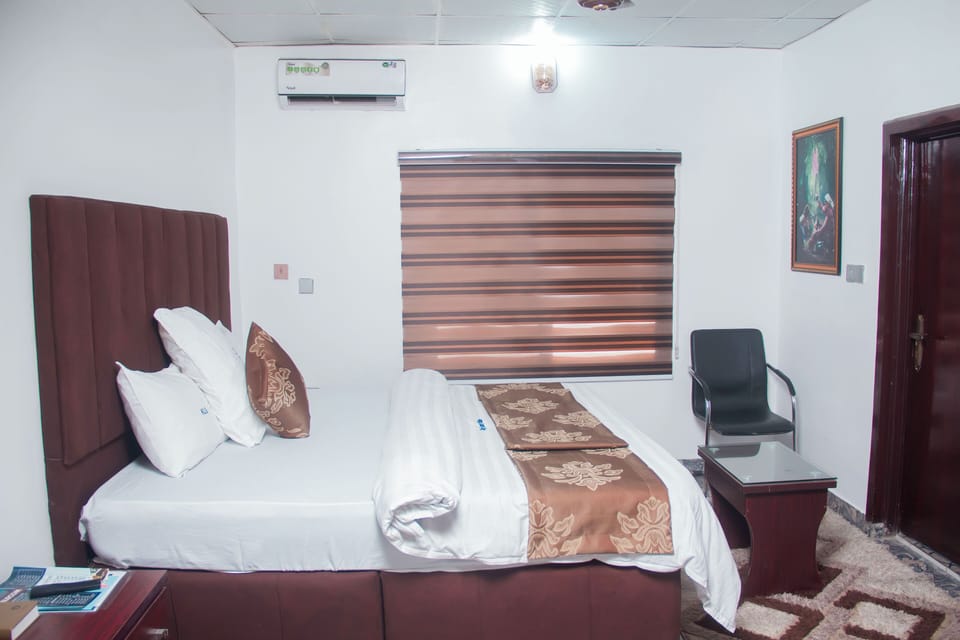 1 bedroom, desk, laptop workspace, soundproofing