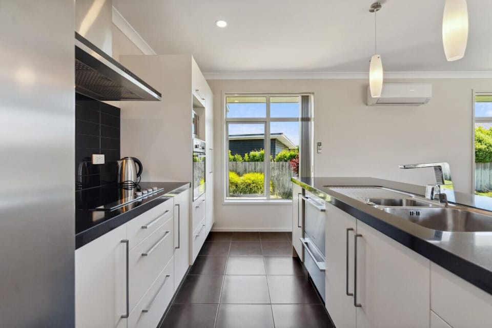 Full kitchen, with dishwasher
