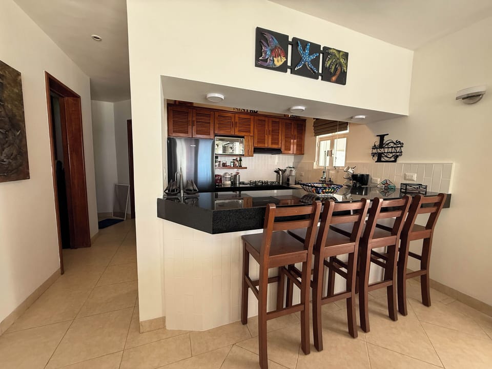 Breakfast countertop area seats 4