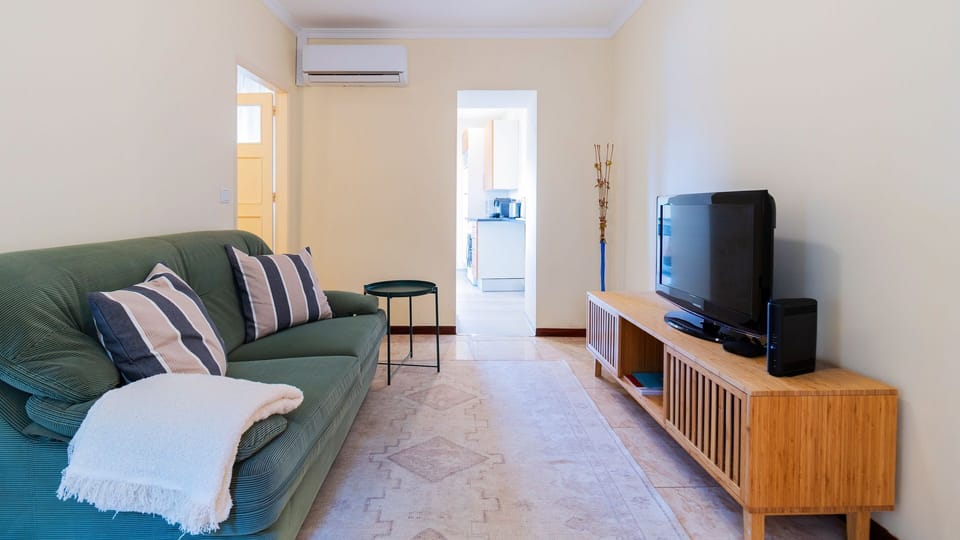 Unwind after a day of exploration on the cozy sofa, catching up on your favorite shows on the large TV, with the comfort of air conditioning to ensure perfect relaxation. The open layout creates a welcoming and spacious feel.