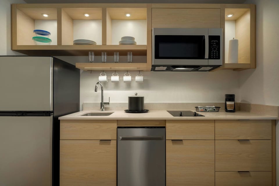 Full-size fridge, microwave, stovetop, dishwasher