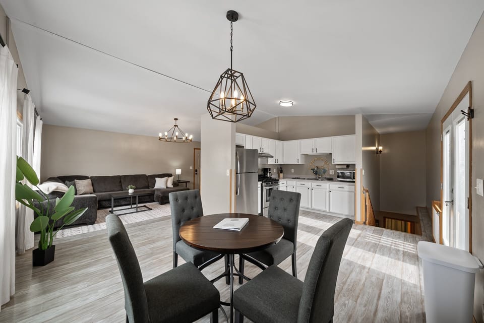 Dining table seating for 4