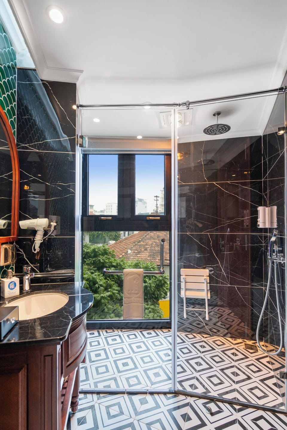Premier Double Room | Bathroom | Free toiletries, hair dryer, slippers, towels