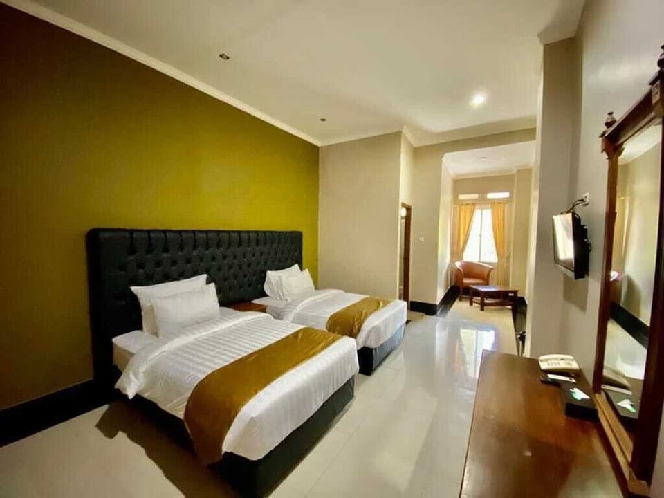 Superior Twin Room | Laptop workspace, free WiFi