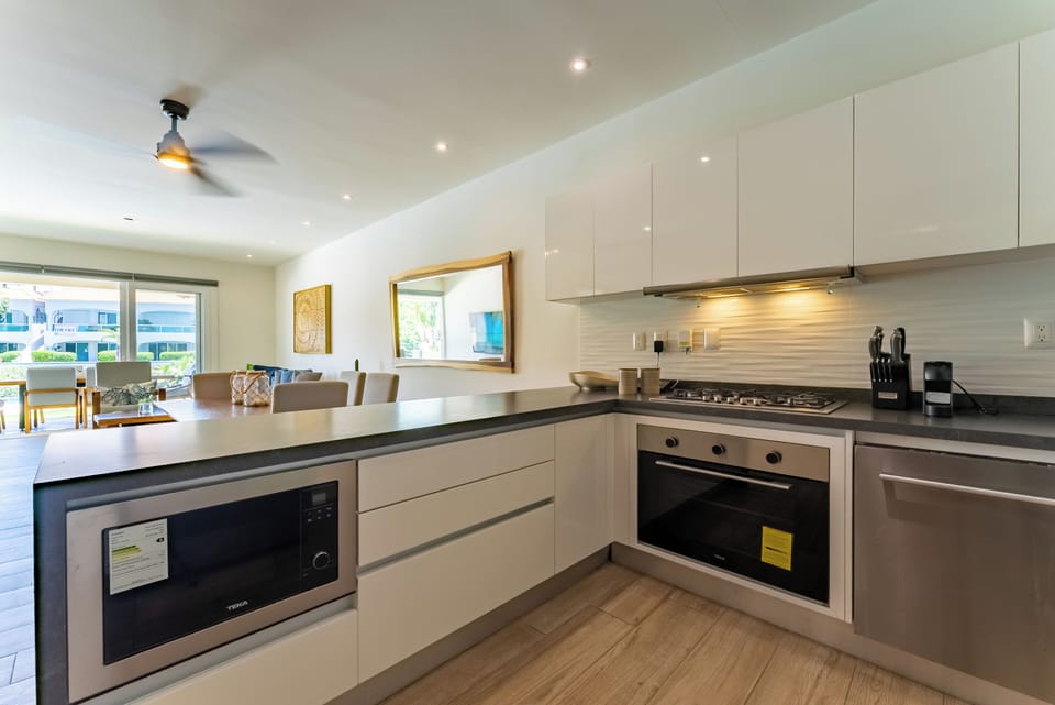 Deluxe Apartment, 2 Bedrooms, Lake View, Ground Floor | Private kitchen | Full-size fridge, microwave, oven, stovetop