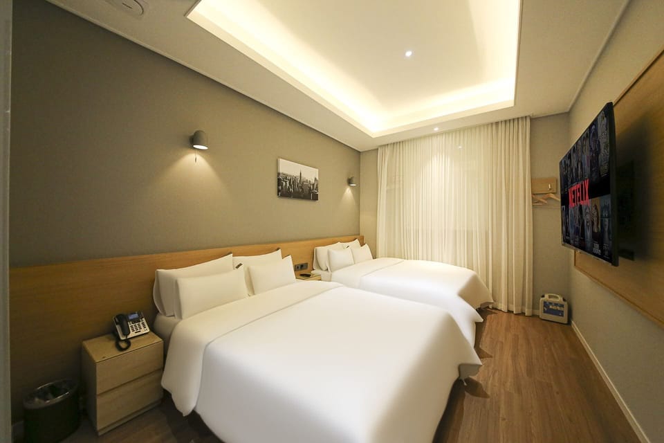 Royal Twin Room | Laptop workspace, blackout drapes, soundproofing, free WiFi