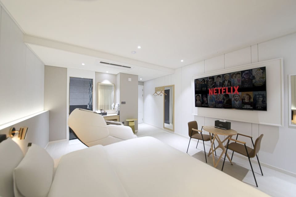 Suite, Lake View | Laptop workspace, blackout drapes, soundproofing, free WiFi