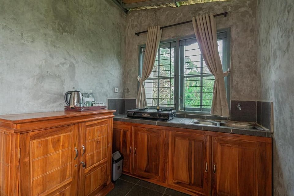 Family Cabin, 2 Bedrooms, Non Smoking, Garden View | Private kitchen | Cookware/dishes/utensils