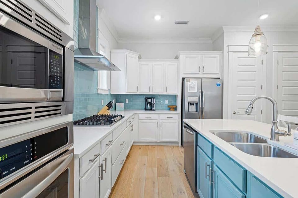 Enjoy the gourmet kitchen!