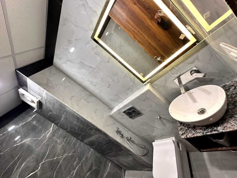 Deluxe Room | Bathroom | Spring water tub, free toiletries, hair dryer, towels