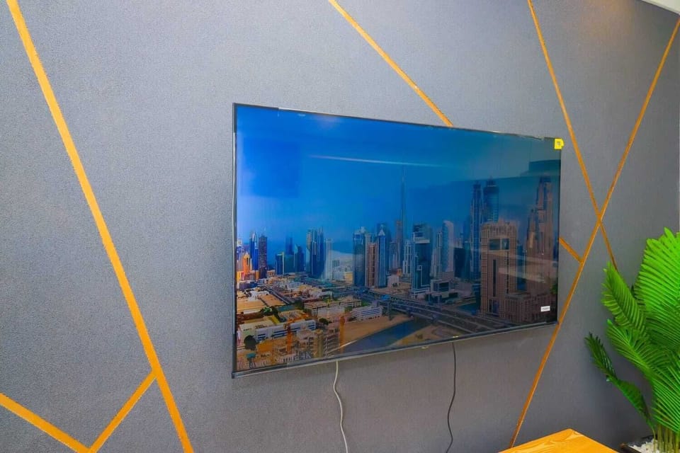Deluxe Apartment, City View | Living area