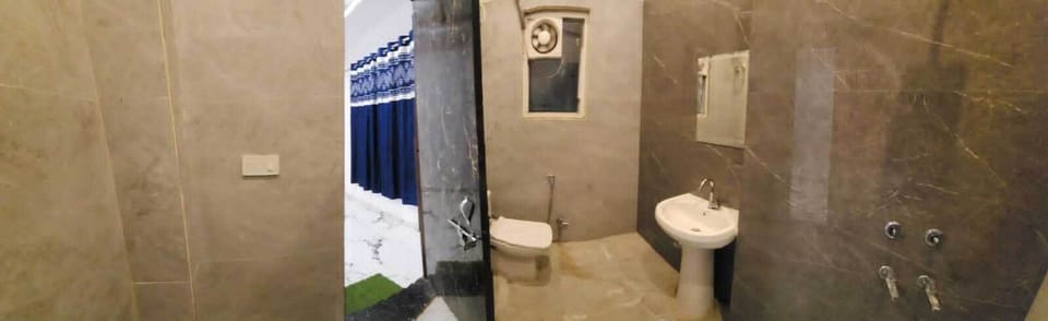Deluxe Single Room | Bathroom | Shower, soap, shampoo, toilet paper