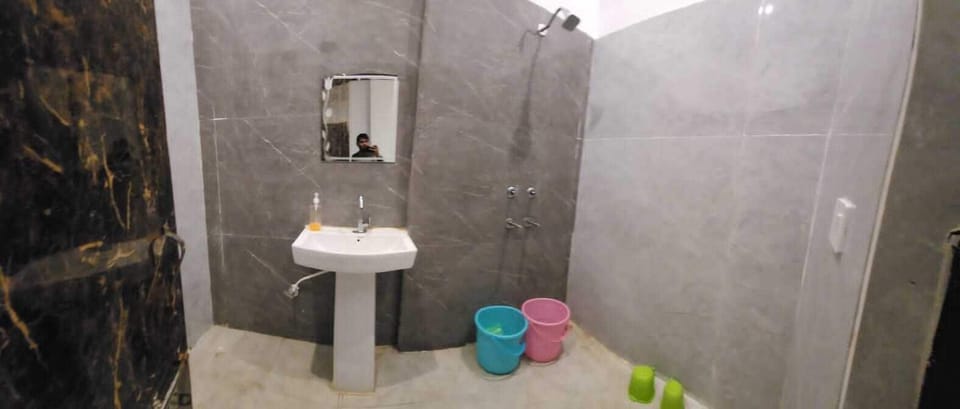 Economy Single Room | Bathroom | Shower, soap, shampoo, toilet paper