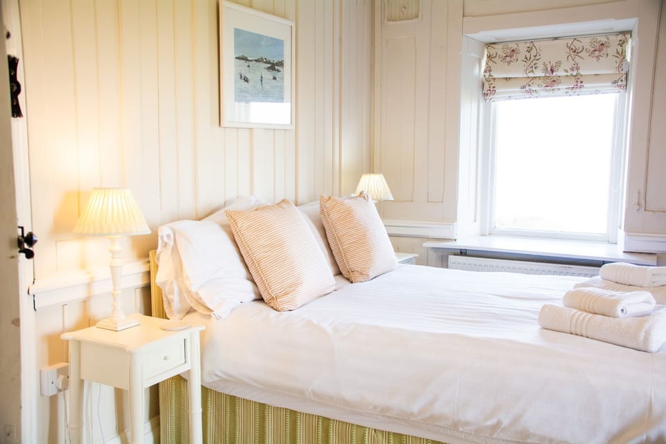 plas-rhoscolyn-headland-holiday-cottage-sea-view-king-bedroom