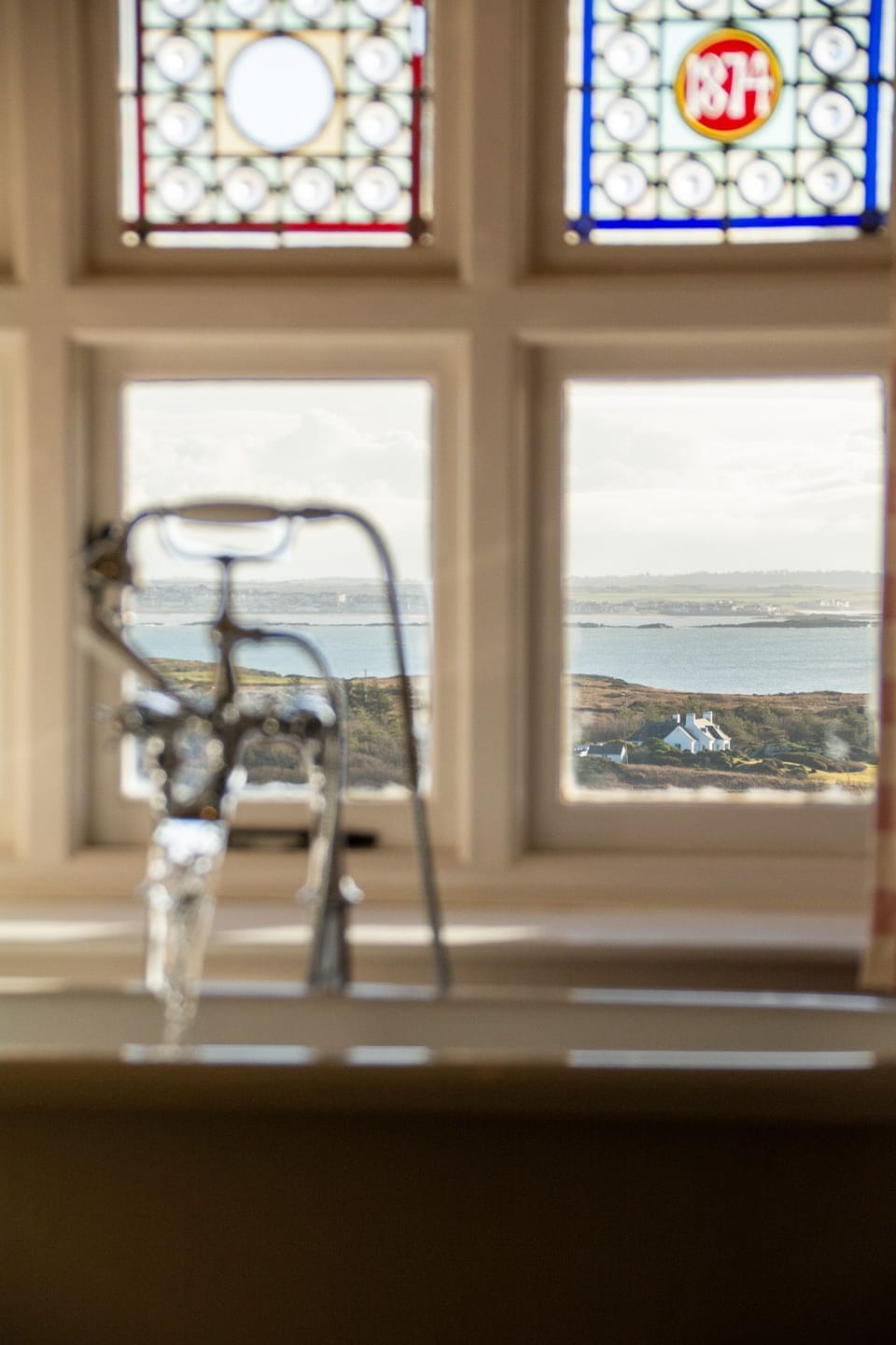 plas-rhoscolyn-headland-holiday-cottage-sea-view-bathroom