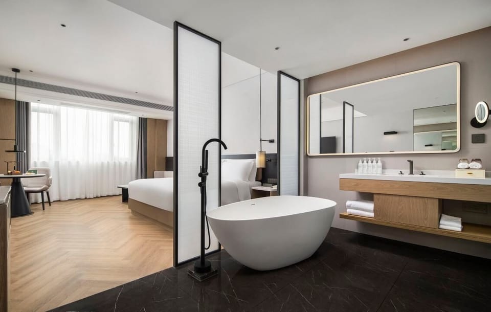 Premium Double Room, City View | Bathroom | Free toiletries, hair dryer, slippers, towels