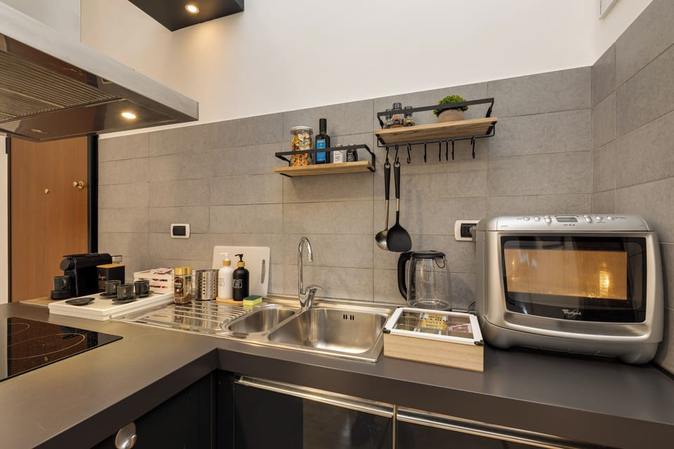 Family Apartment, City View | Private kitchen | Electric kettle