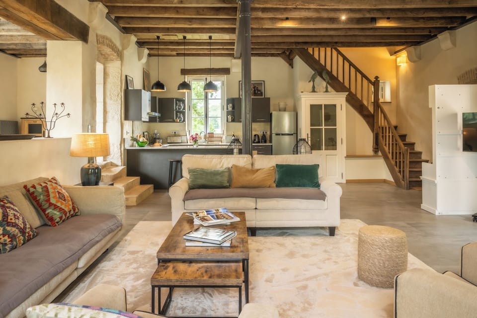 Le Moulin | Living area | 99-cm flat-screen TV with cable channels