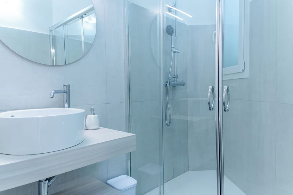 Economy Room | Bathroom | Shower, hair dryer, slippers, towels