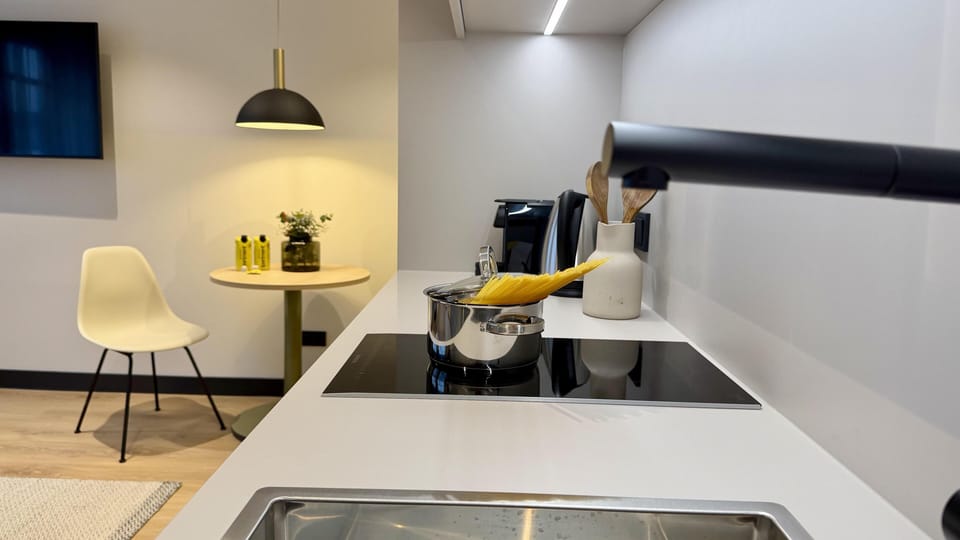 Luxury Apartment, 1 Queen Bed, Kitchen (with Sofabed, Full Kitchen) | Soundproofing, free WiFi, bed sheets
