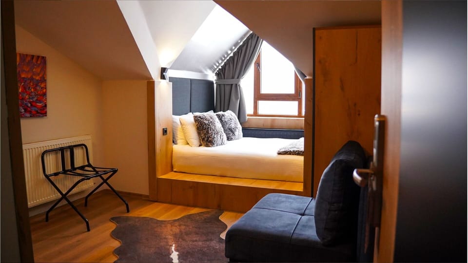 Suite | In-room safe, desk, free WiFi