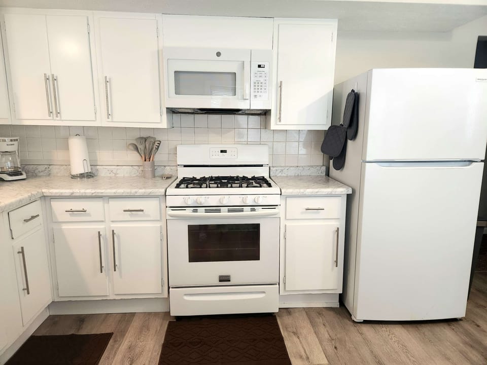 Full size eat-in kitchen and dining area