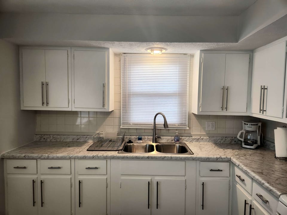 Full size eat-in kitchen and dining area