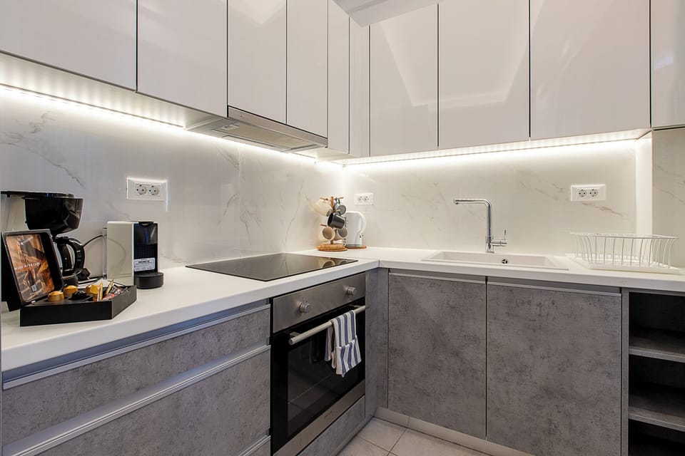 Family Apartment, Balcony, Pool View | Private kitchen | Electric kettle, cookware/dishes/utensils