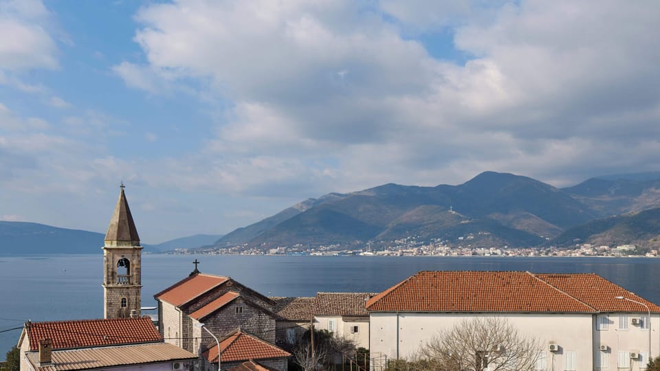Best Sea View 2BR fully equipped, FAST Internet, Close to Beach, Store, Porto
