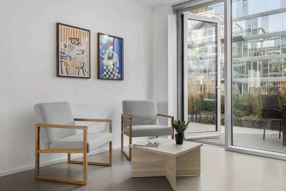 Cozy-corner in the living room. Perfect spot to read a book or share a coffee with your travel-partner.