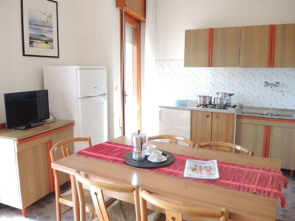 Apartment, 2 Bedrooms, Balcony, City View | Dining room