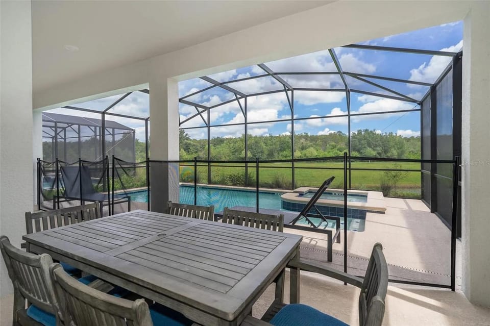 House | 6 bedrooms, desk, high-speed internet