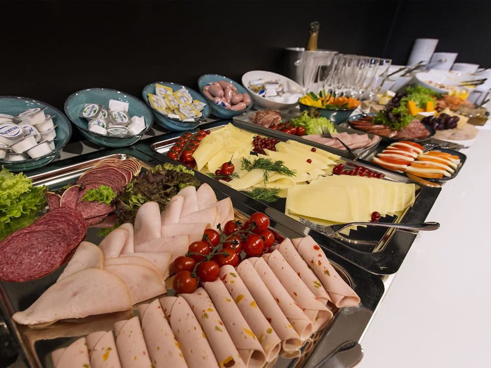Daily buffet breakfast (EUR 19.9 per person)