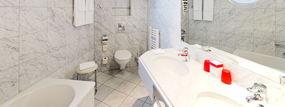 Deluxe Room | Bathroom | Combined shower/tub, free toiletries, hair dryer, towels