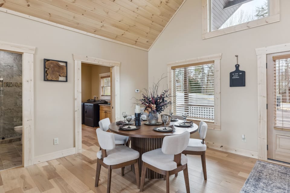Cabin, 4 Bedrooms | Dining