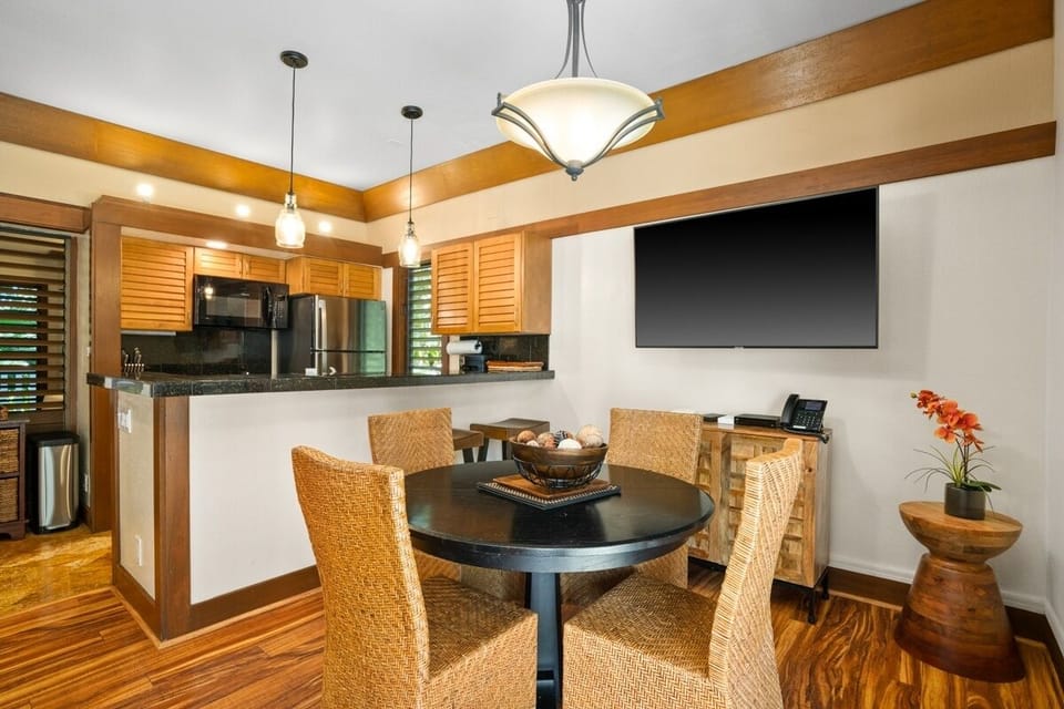 Condo, 1 Bedroom | Dining