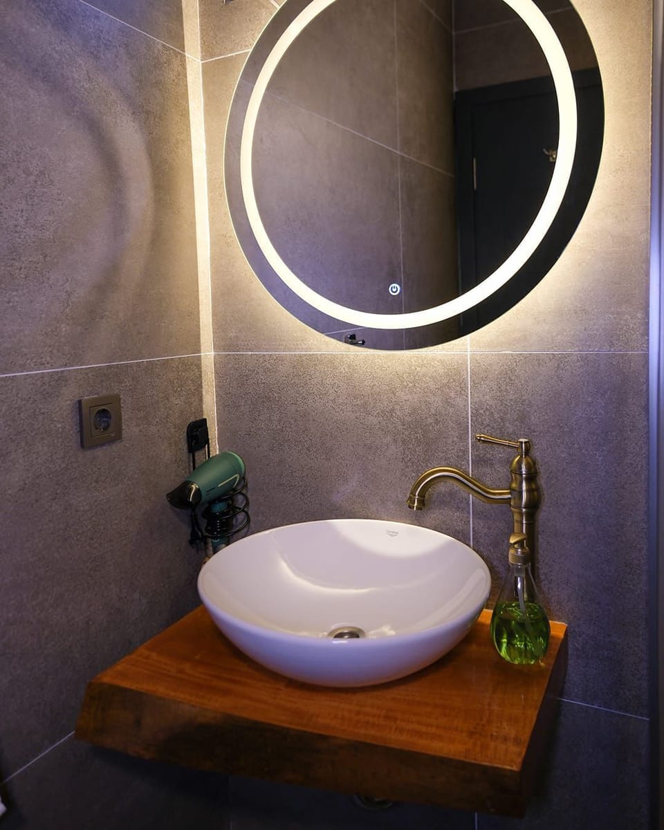 Deluxe Bungalow, Private Pool, City View | Bathroom | Shower, free toiletries, hair dryer, bathrobes