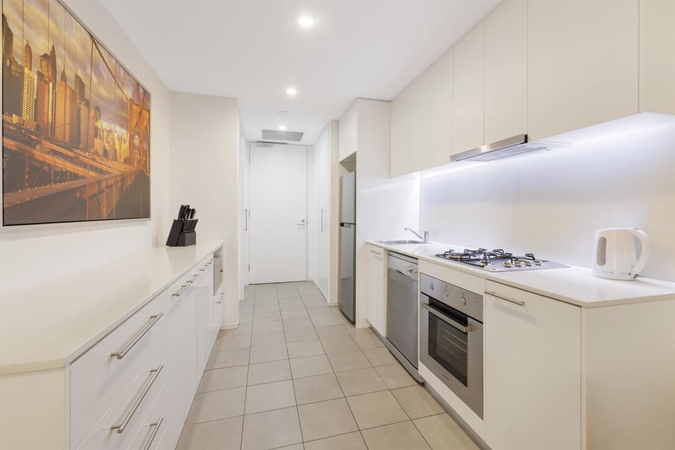 Full-size fridge, microwave, oven, dishwasher