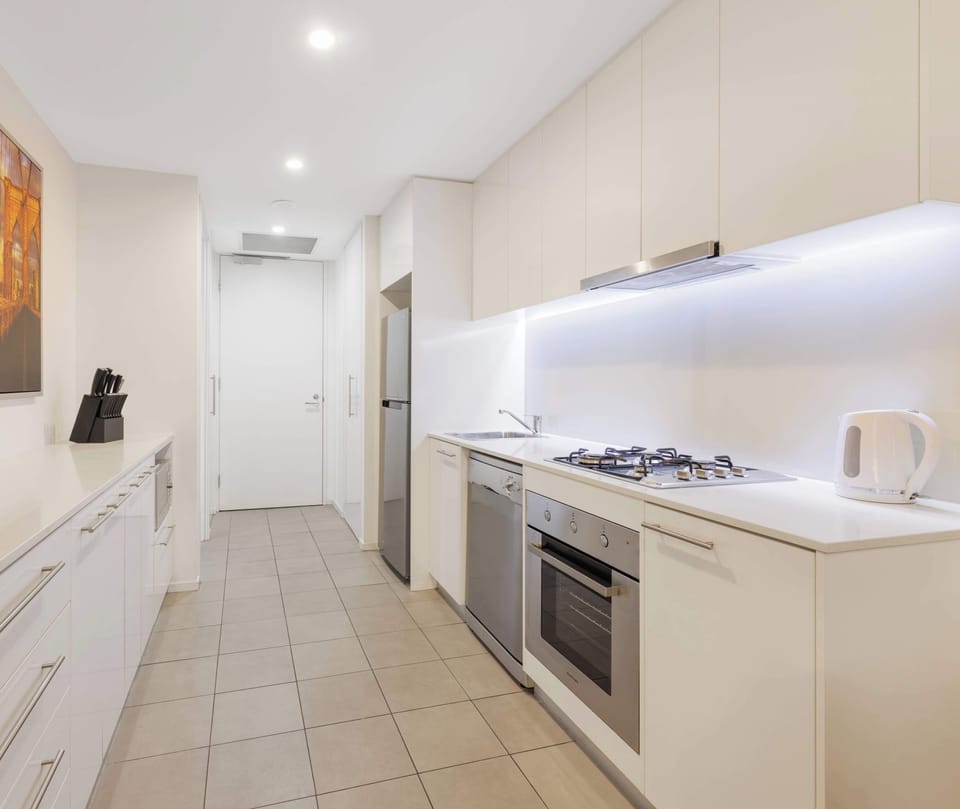 Full-size fridge, microwave, oven, dishwasher