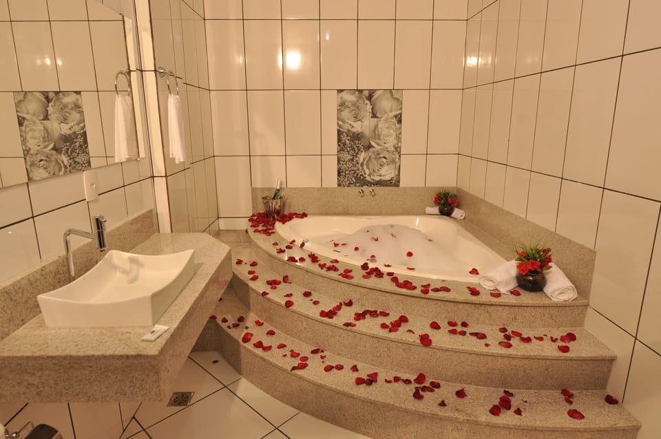 Presidential Studio Suite | Bathroom | Free toiletries, hair dryer, towels, soap
