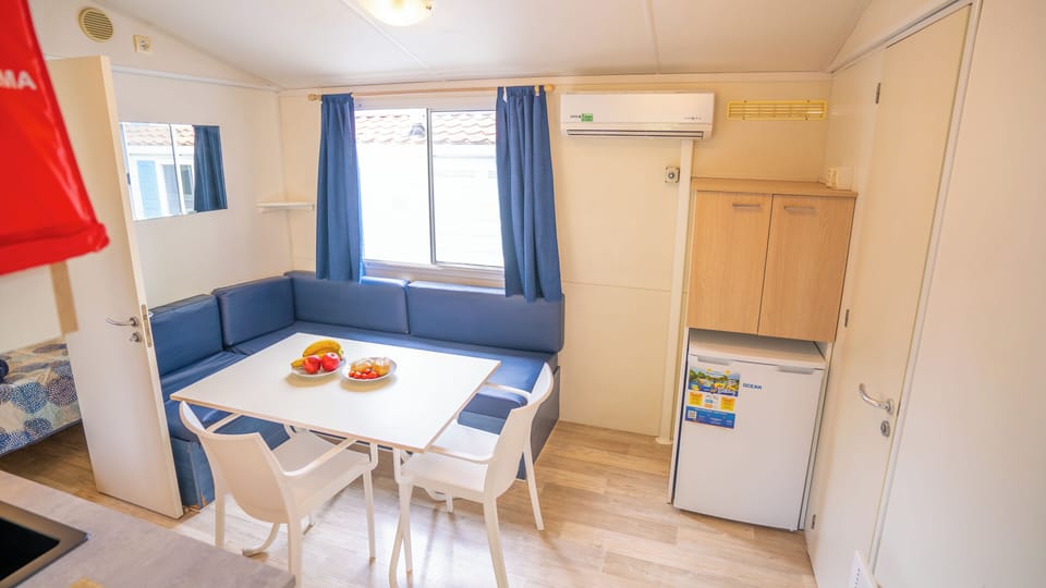 Standard Mobile Home | Private kitchen | Full-size fridge, microwave, stovetop, cookware/dishes/utensils