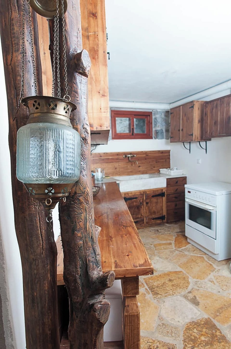 Kitchen Corner – Compact and charming, ideal for preparing light meals.